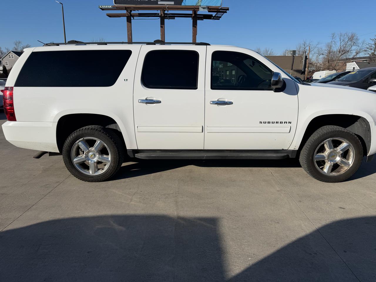 Chevrolet Suburban 4WD 4dr 1500 LT 2013