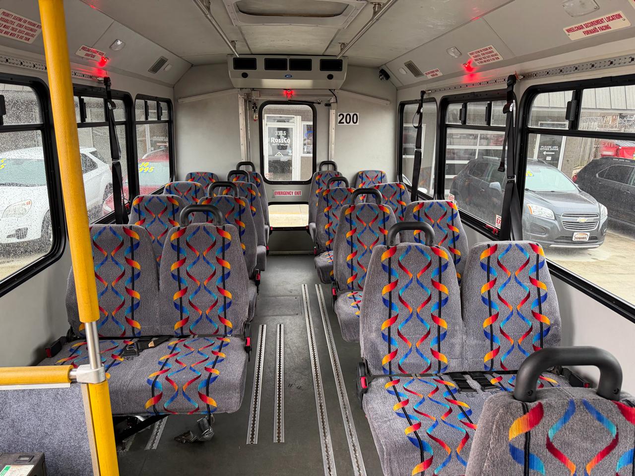 Ford Econoline Commercial Cutaway E-450 Super Duty 176" DRW 2015