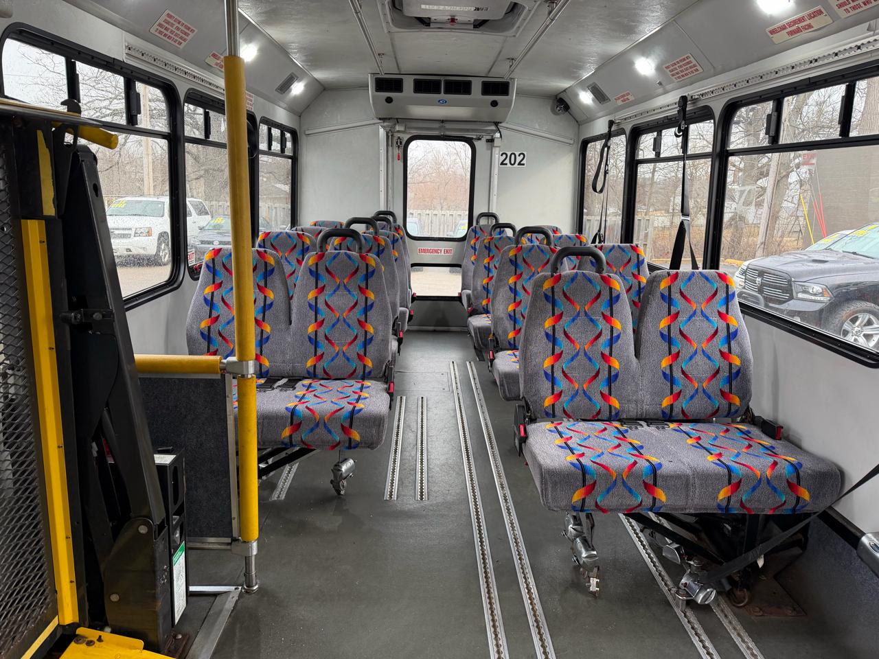 Ford Econoline Commercial Cutaway E-450 Super Duty 176" DRW 2015