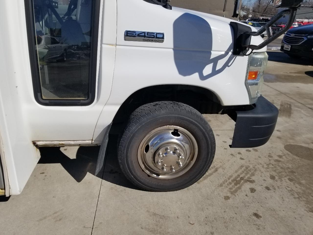 Ford Econoline Commercial Cutaway E-450 Super Duty 176" DRW 2015