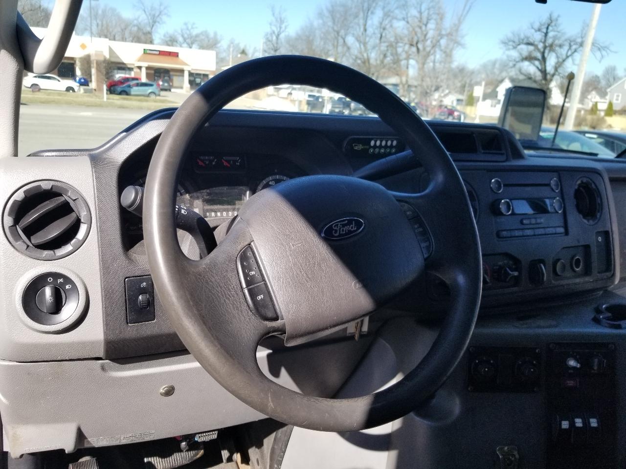 Ford Econoline Commercial Cutaway E-450 Super Duty 176" DRW 2015