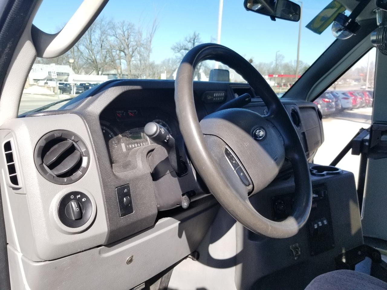 Ford Econoline Commercial Cutaway E-450 Super Duty 176" DRW 2015