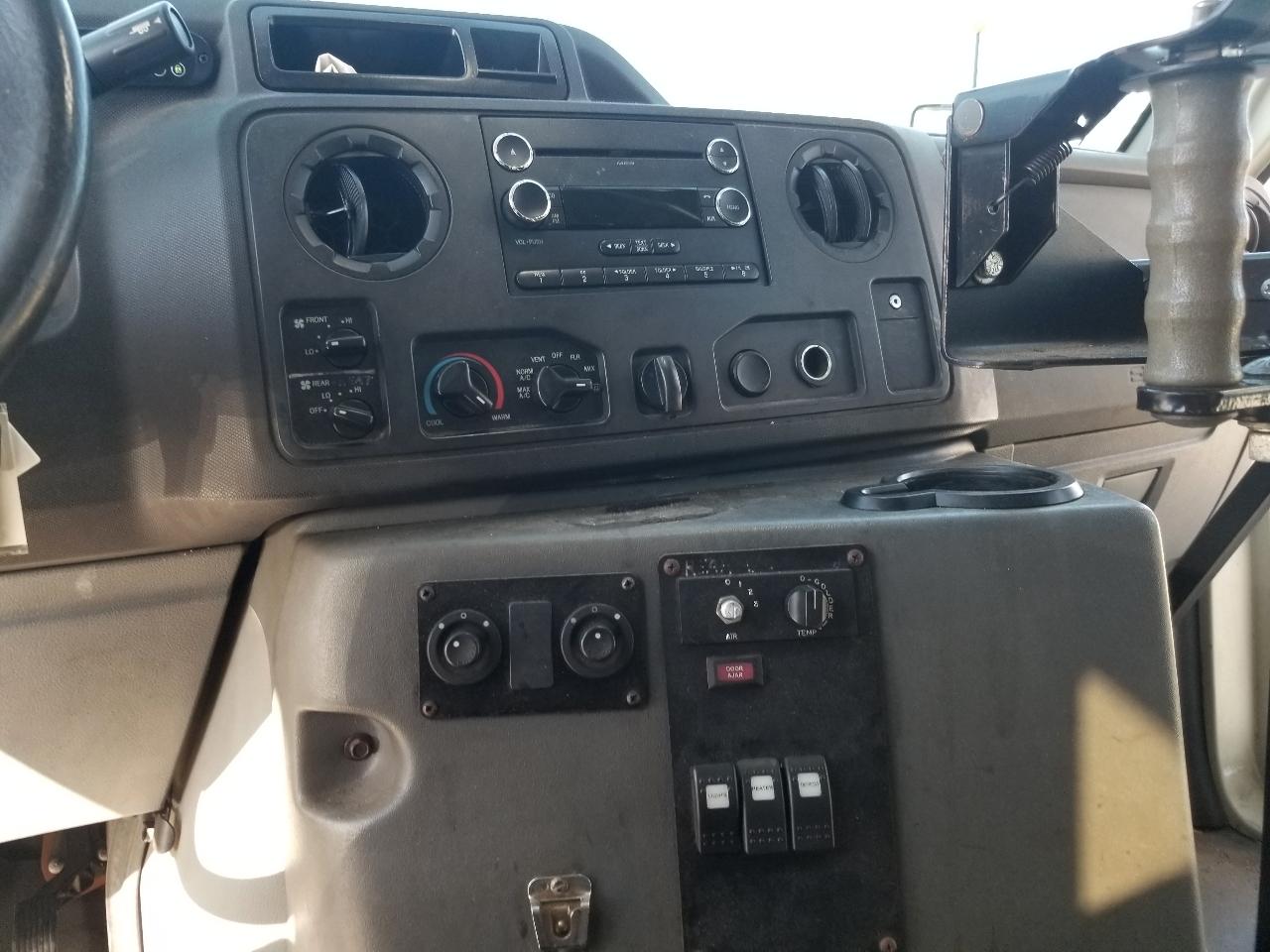 Ford Econoline Commercial Cutaway E-450 Super Duty 176" DRW 2015