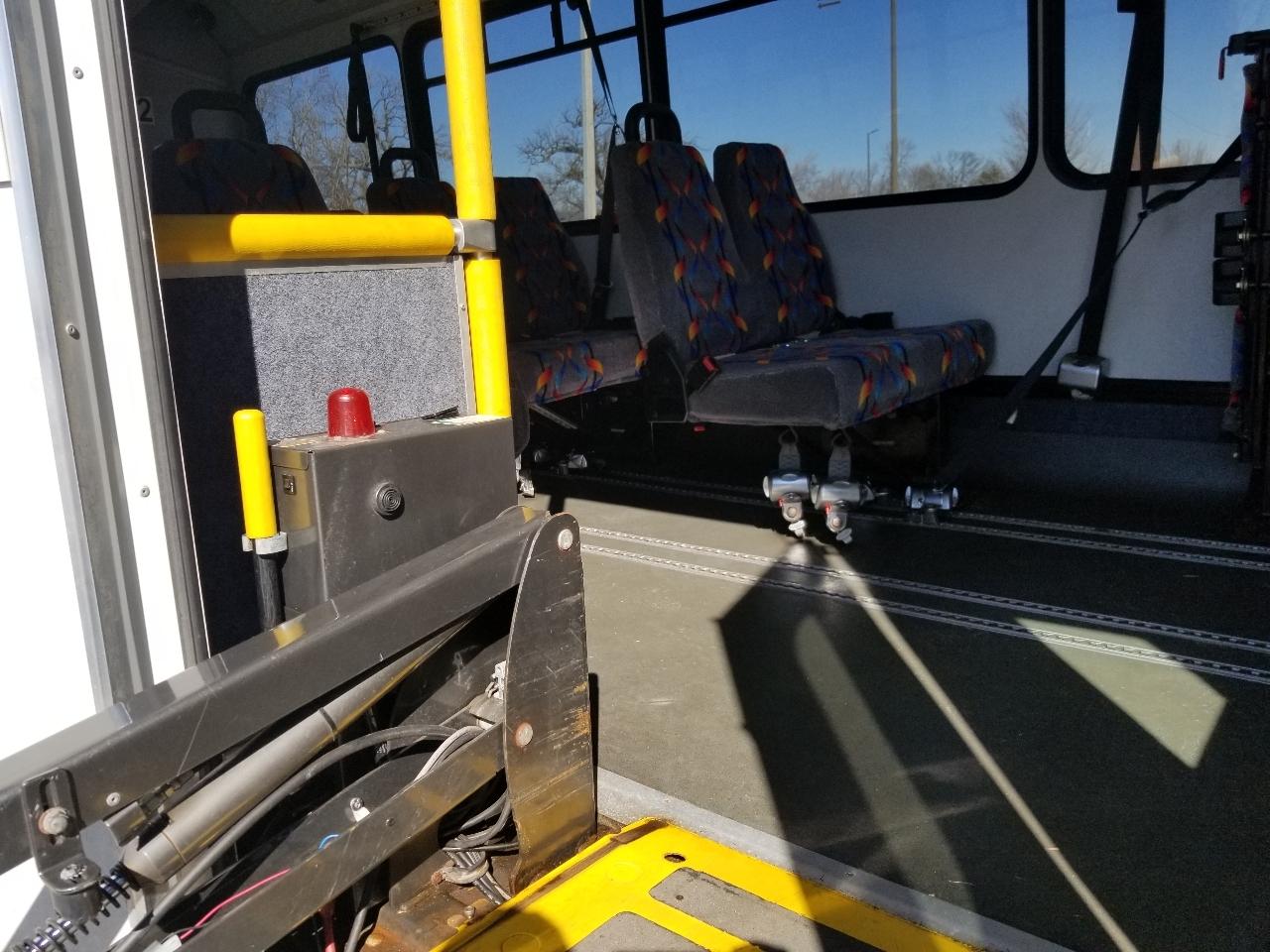 Ford Econoline Commercial Cutaway E-450 Super Duty 176" DRW 2015