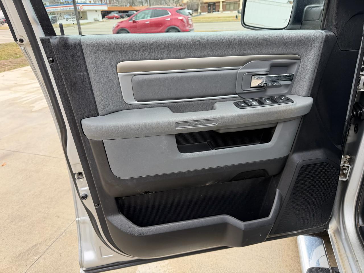 RAM 1500 4WD Crew Cab 140.5" Big Horn 2015