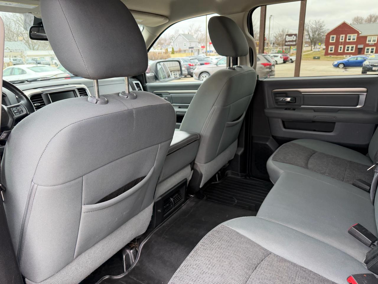 RAM 1500 4WD Crew Cab 140.5" Big Horn 2015