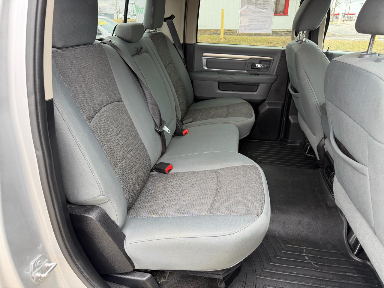 RAM 1500 4WD Crew Cab 140.5" Big Horn 2015