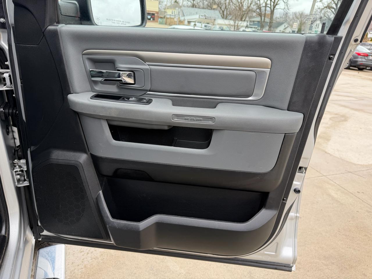 RAM 1500 4WD Crew Cab 140.5" Big Horn 2015