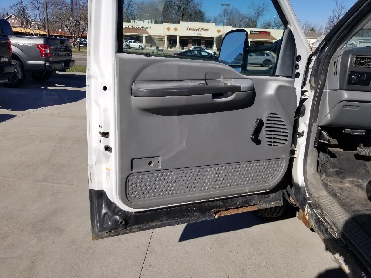 Ford Super Duty F-350 DRW Crew Cab 176" WB XL 2004