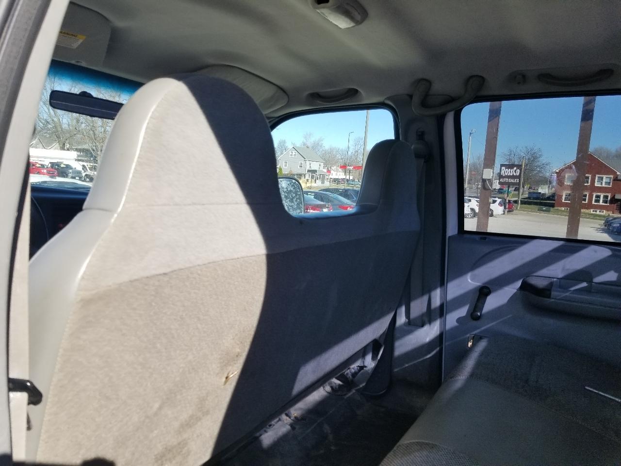 Ford Super Duty F-350 DRW Crew Cab 176" WB XL 2004