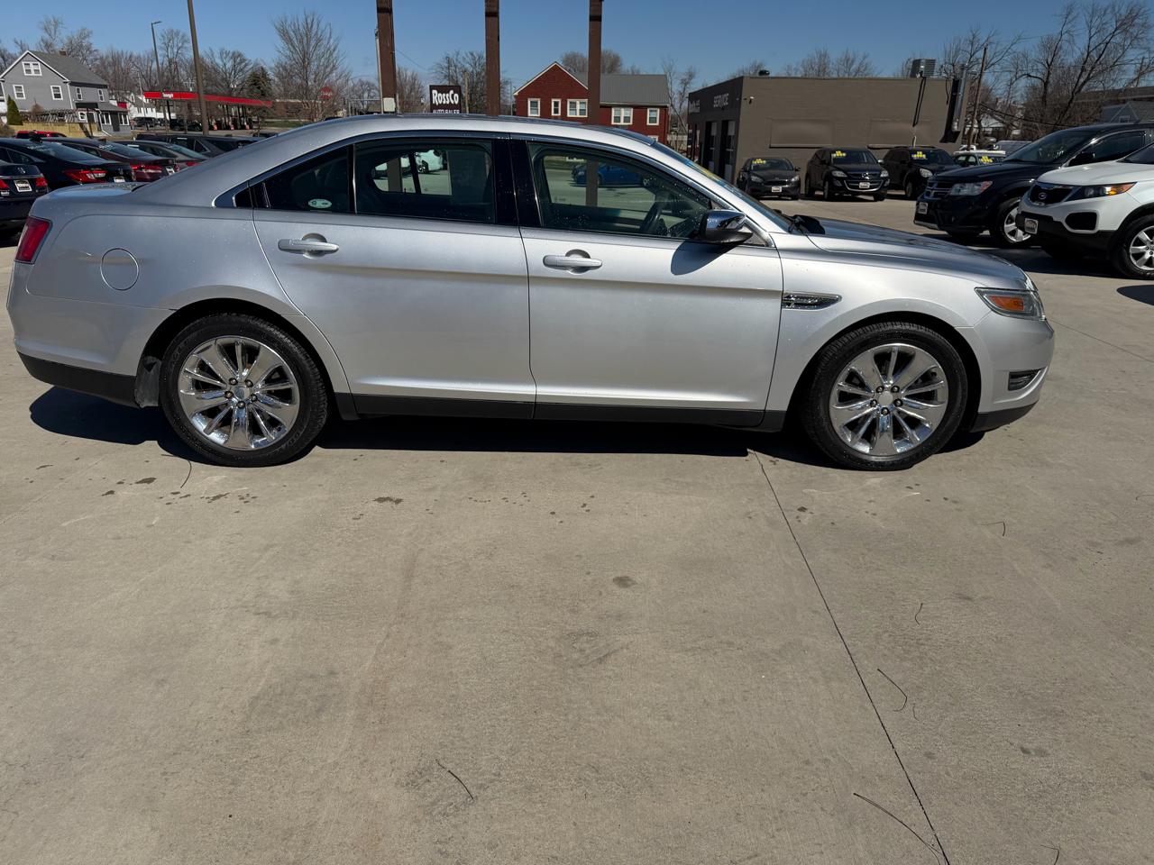 Ford Taurus 4dr Sdn Limited FWD 2010