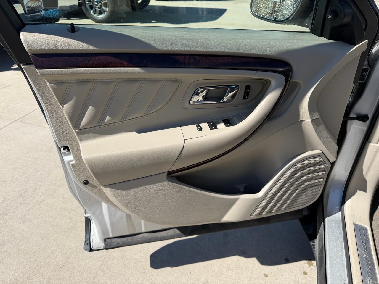 Ford Taurus 4dr Sdn Limited FWD 2010