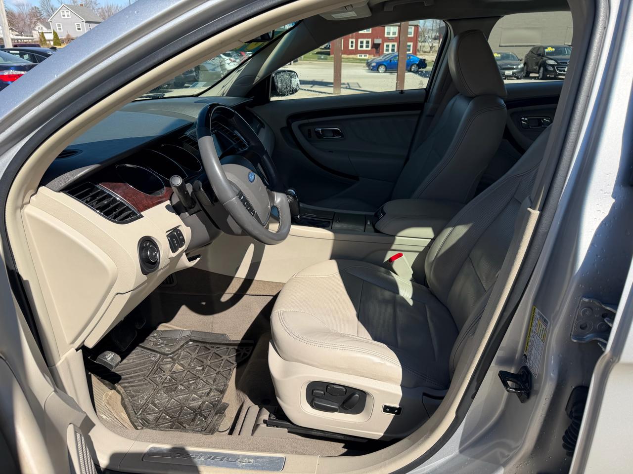 Ford Taurus 4dr Sdn Limited FWD 2010