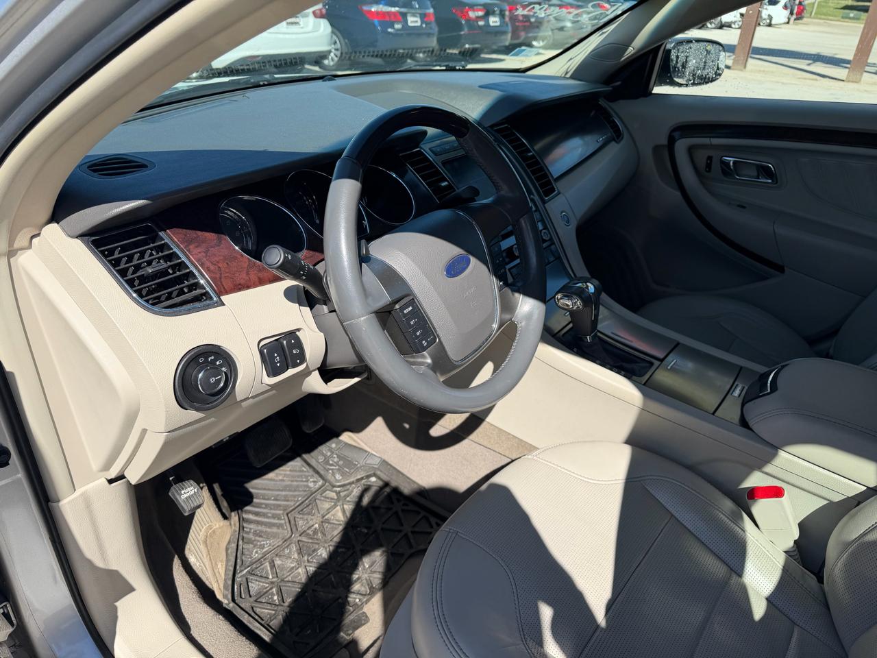 Ford Taurus 4dr Sdn Limited FWD 2010