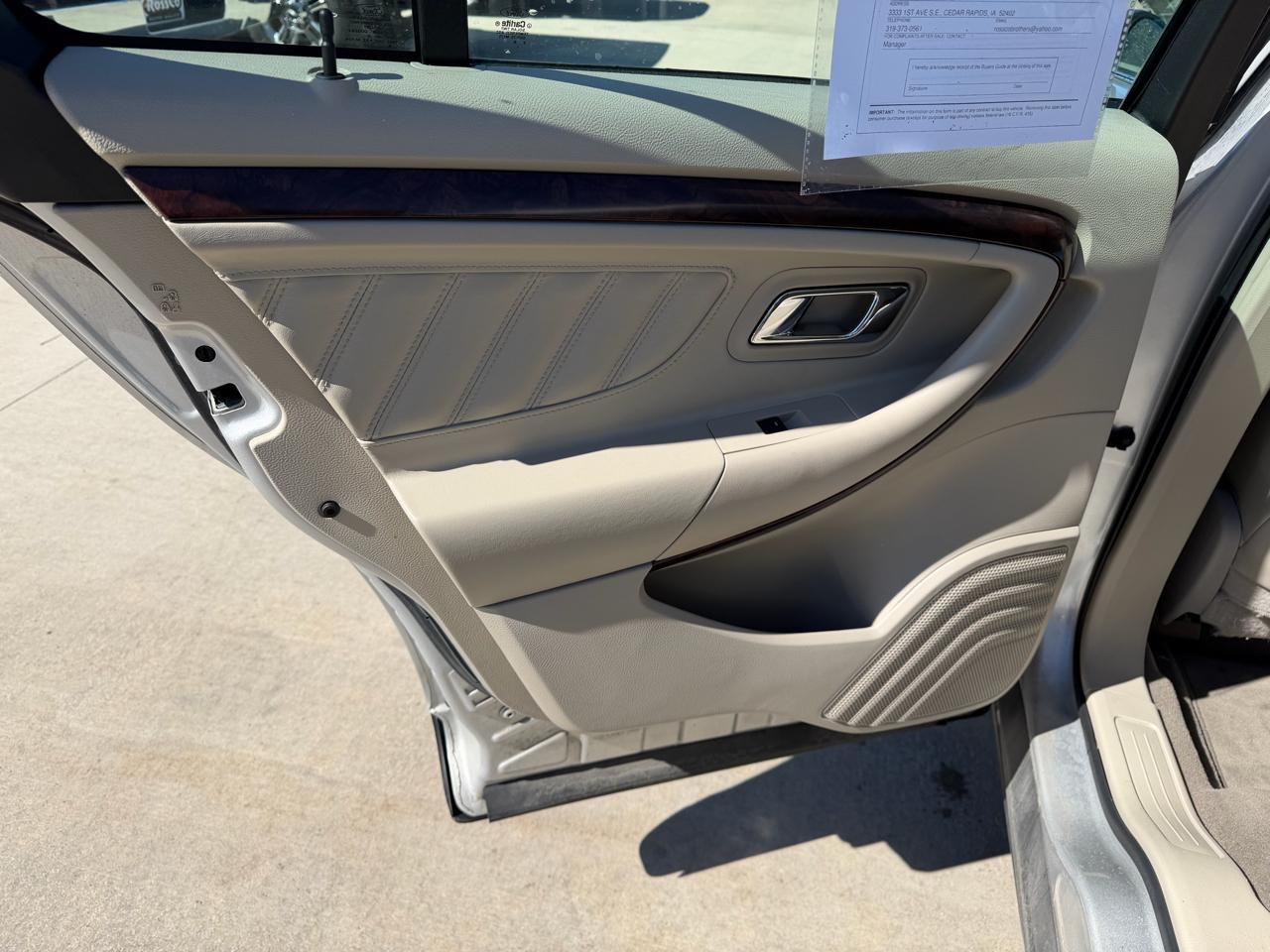 Ford Taurus 4dr Sdn Limited FWD 2010