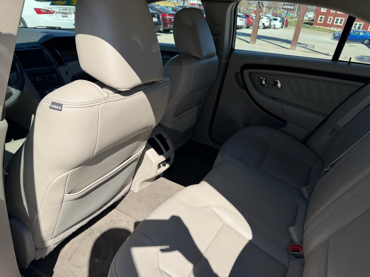 Ford Taurus 4dr Sdn Limited FWD 2010