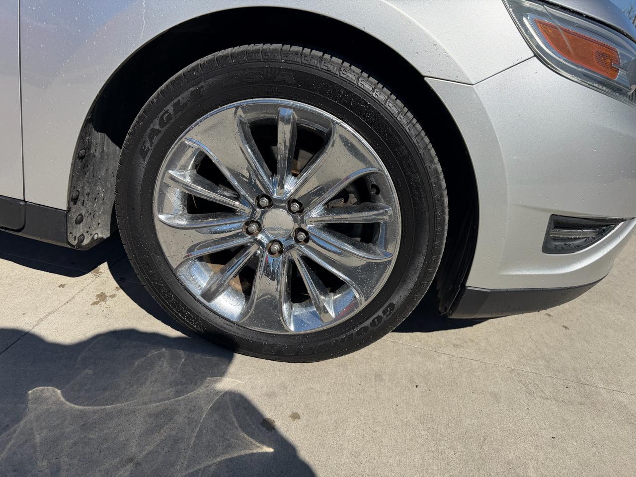 Ford Taurus 4dr Sdn Limited FWD 2010