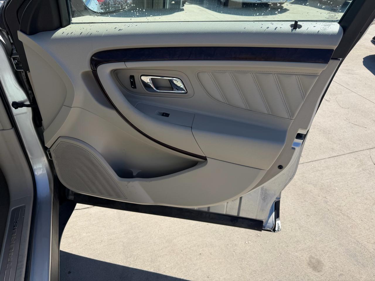 Ford Taurus 4dr Sdn Limited FWD 2010