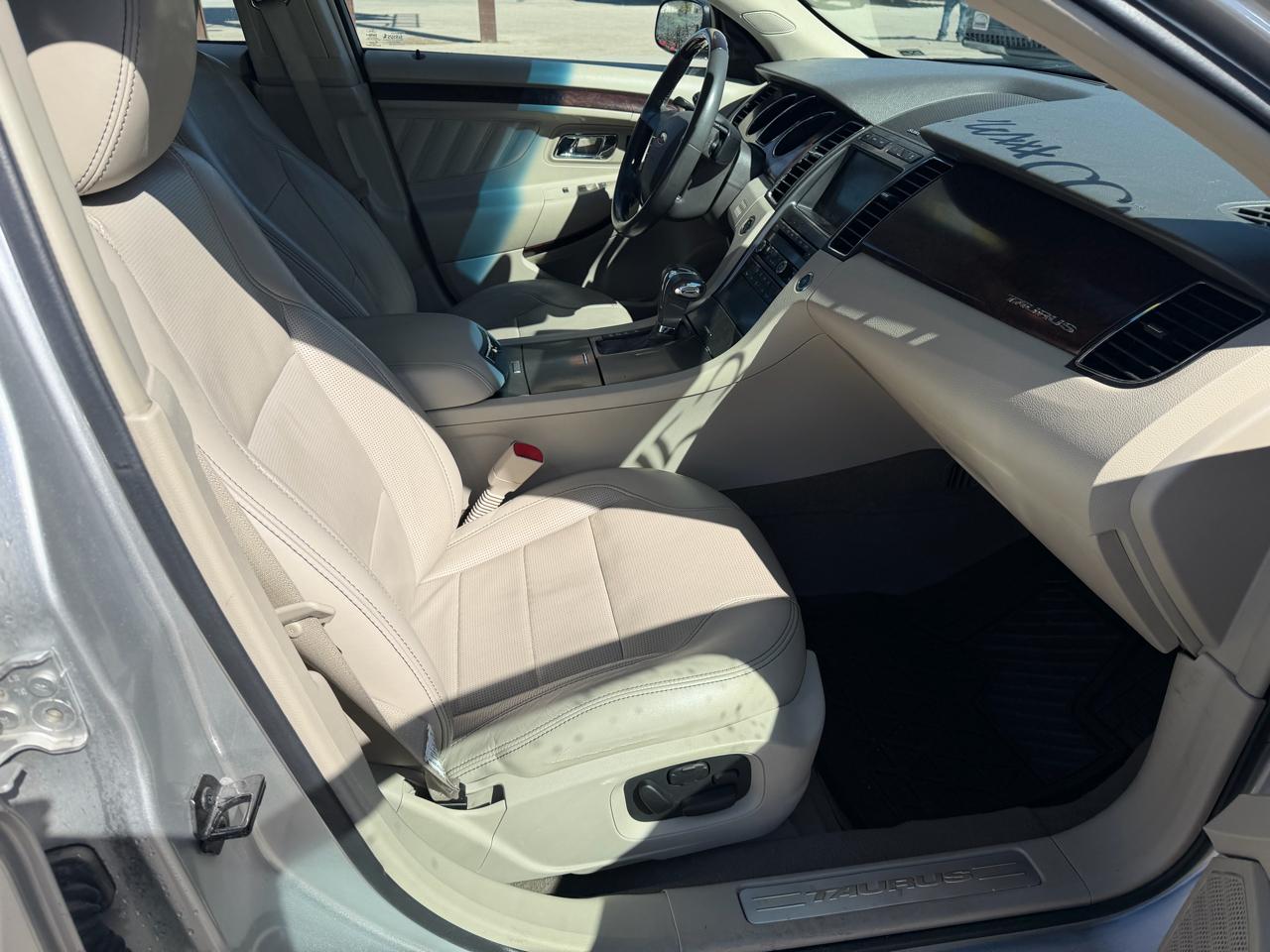 Ford Taurus 4dr Sdn Limited FWD 2010