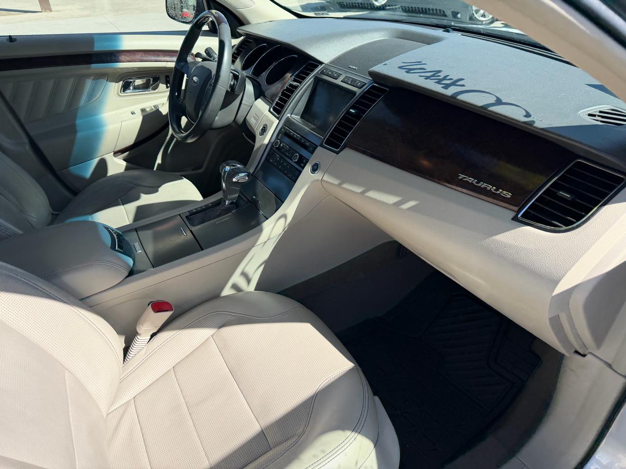 Ford Taurus 4dr Sdn Limited FWD 2010