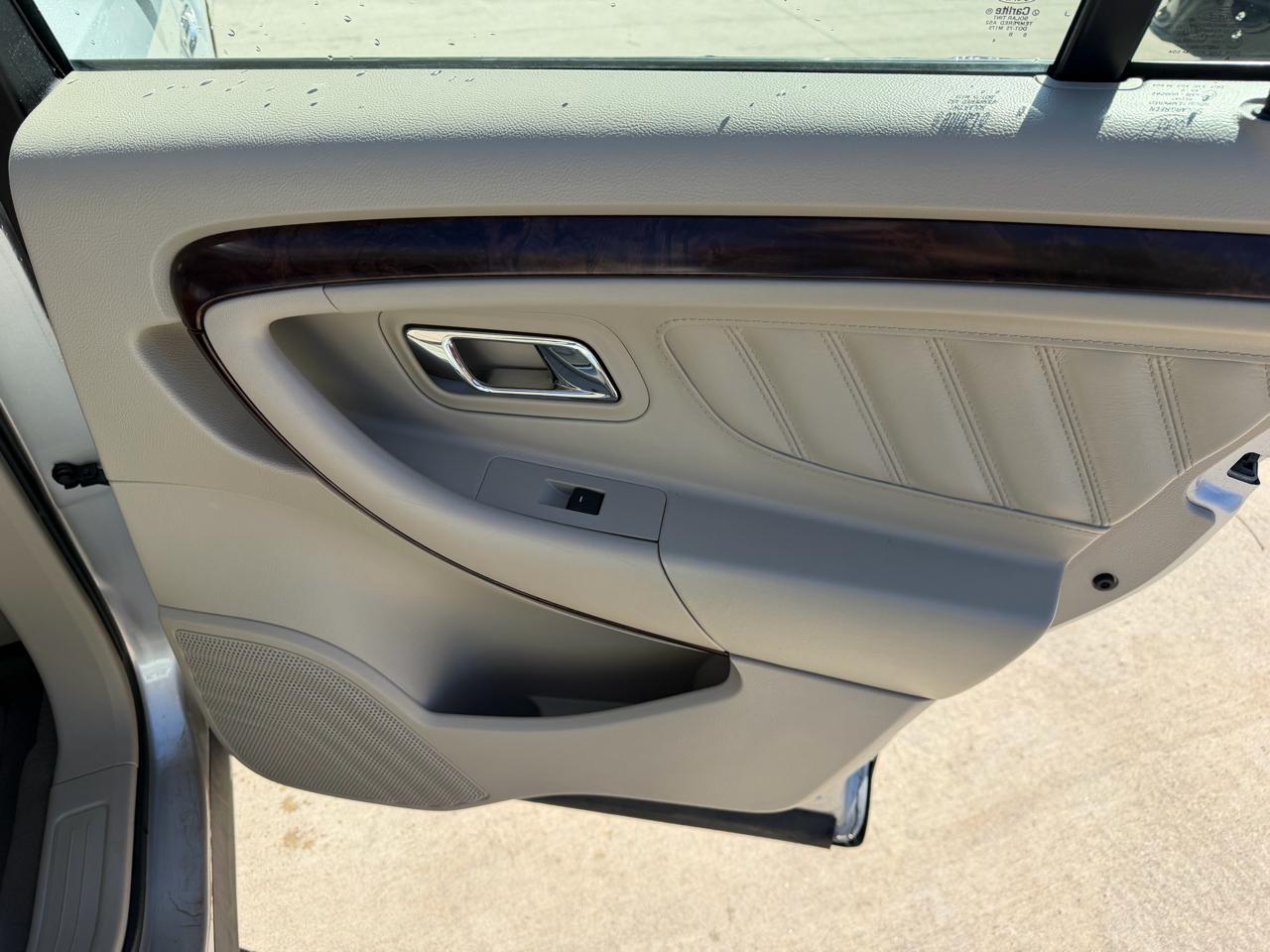 Ford Taurus 4dr Sdn Limited FWD 2010