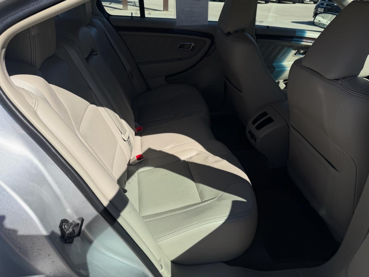 Ford Taurus 4dr Sdn Limited FWD 2010