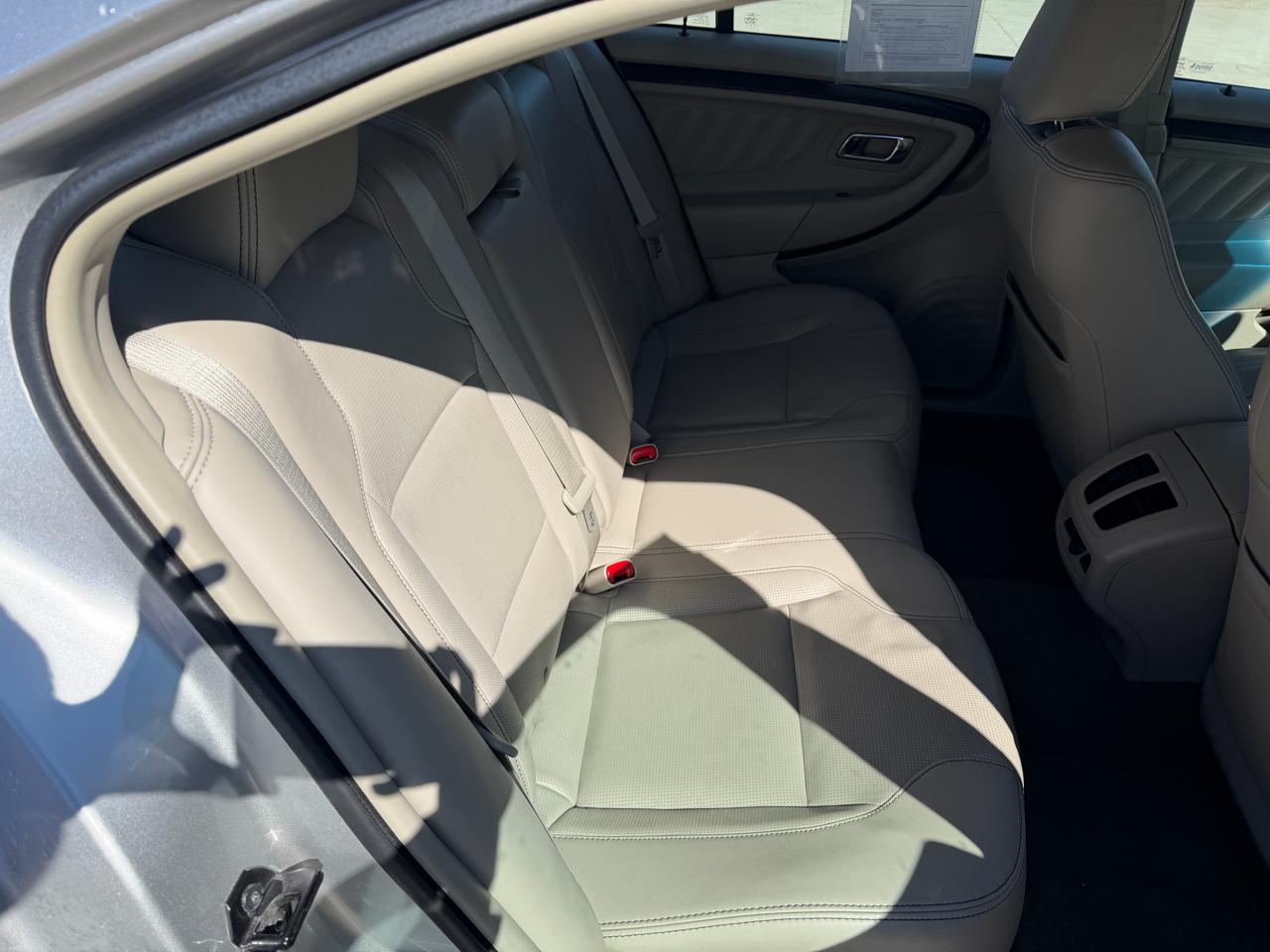 Ford Taurus 4dr Sdn Limited FWD 2010