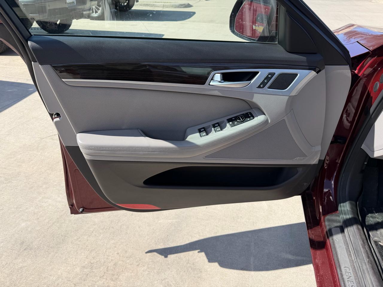 Hyundai Genesis 4dr Sdn V6 3.8L AWD 2015