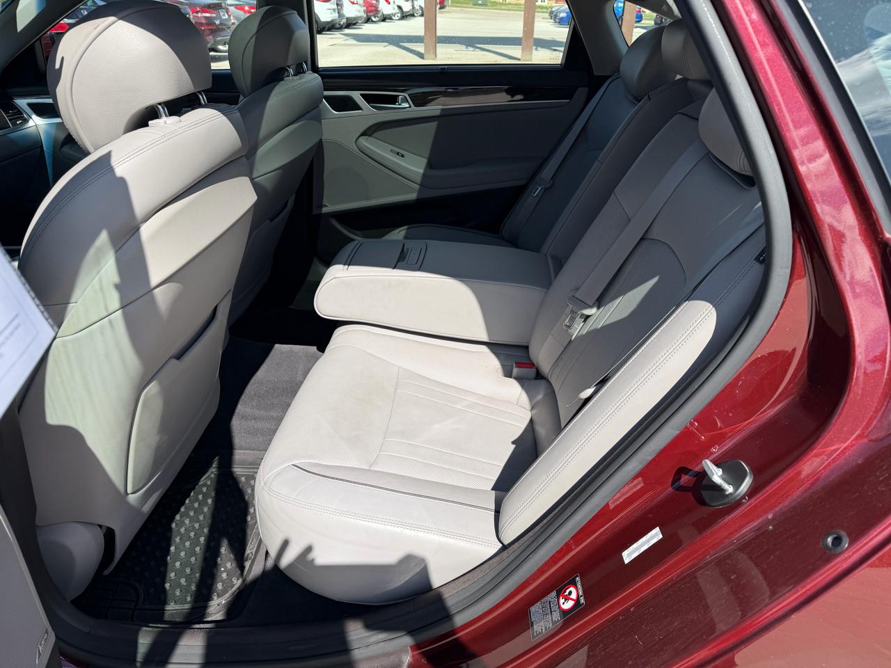 Hyundai Genesis 4dr Sdn V6 3.8L AWD 2015