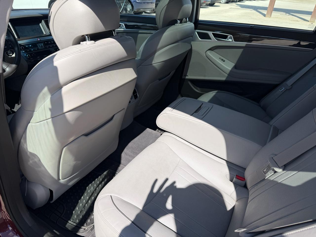 Hyundai Genesis 4dr Sdn V6 3.8L AWD 2015