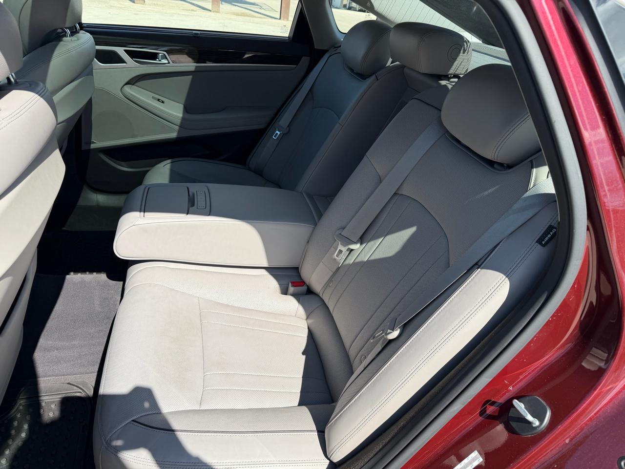 Hyundai Genesis 4dr Sdn V6 3.8L AWD 2015