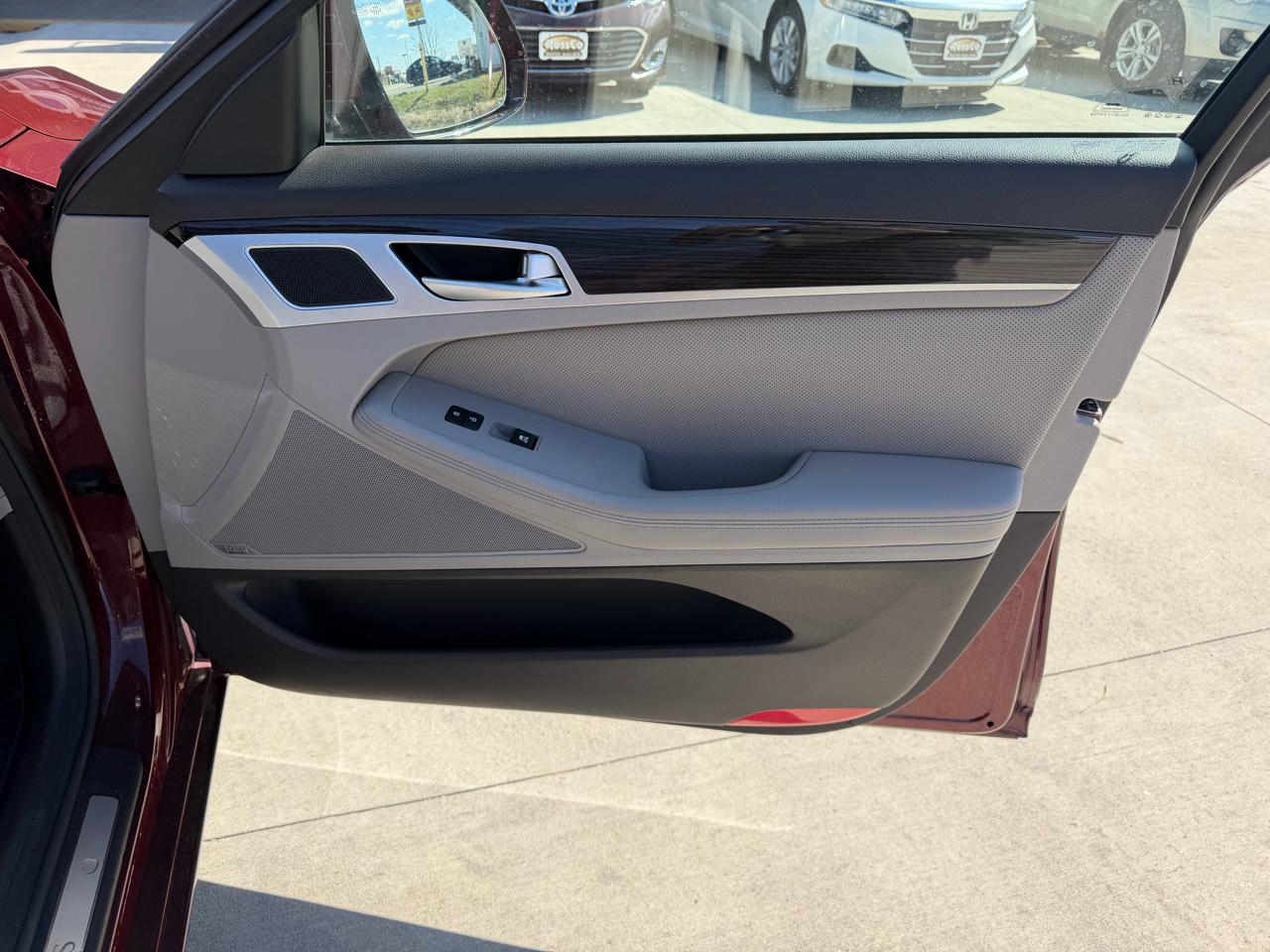 Hyundai Genesis 4dr Sdn V6 3.8L AWD 2015