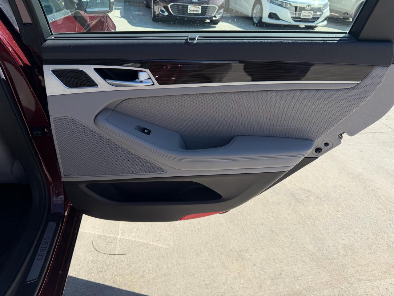 Hyundai Genesis 4dr Sdn V6 3.8L AWD 2015