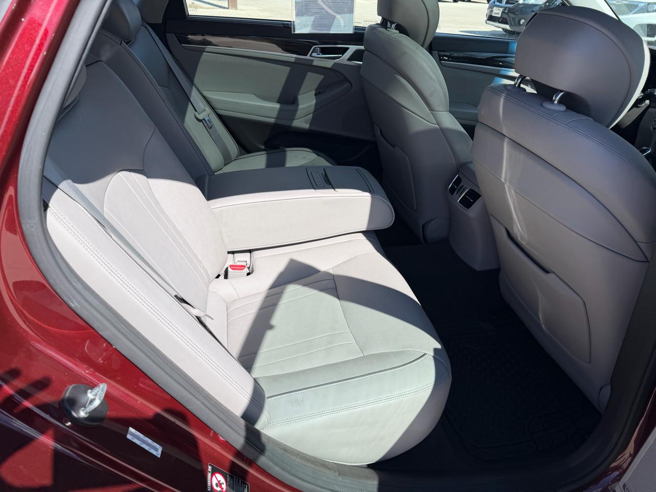 Hyundai Genesis 4dr Sdn V6 3.8L AWD 2015