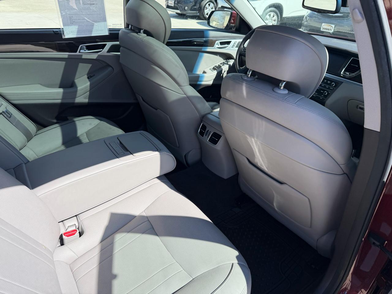 Hyundai Genesis 4dr Sdn V6 3.8L AWD 2015