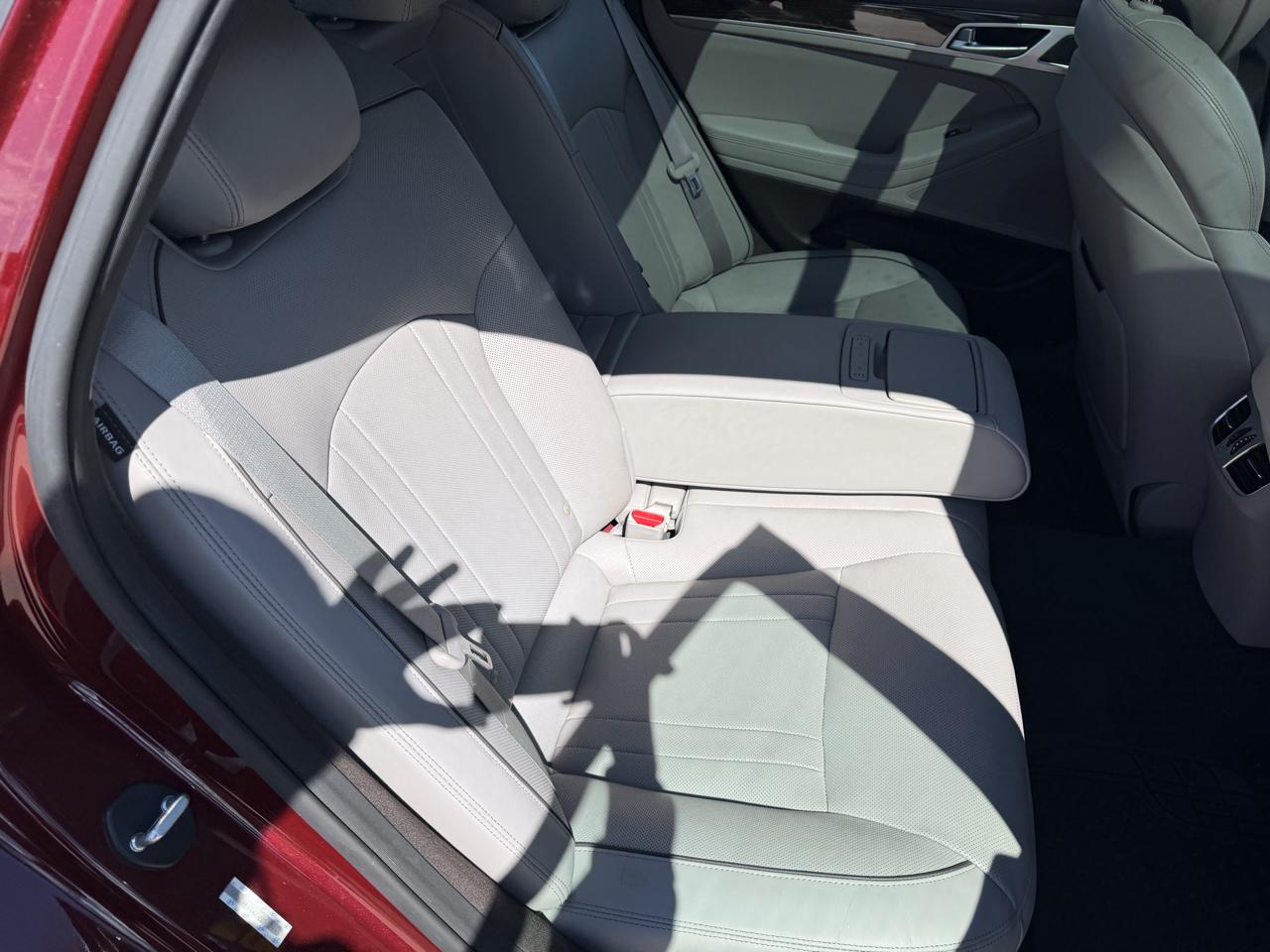 Hyundai Genesis 4dr Sdn V6 3.8L AWD 2015