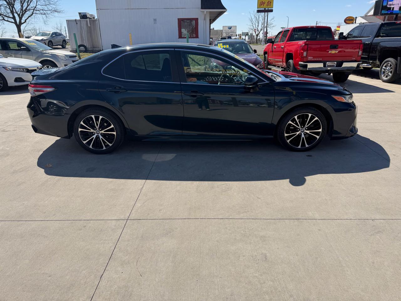 Toyota Camry SE 2019