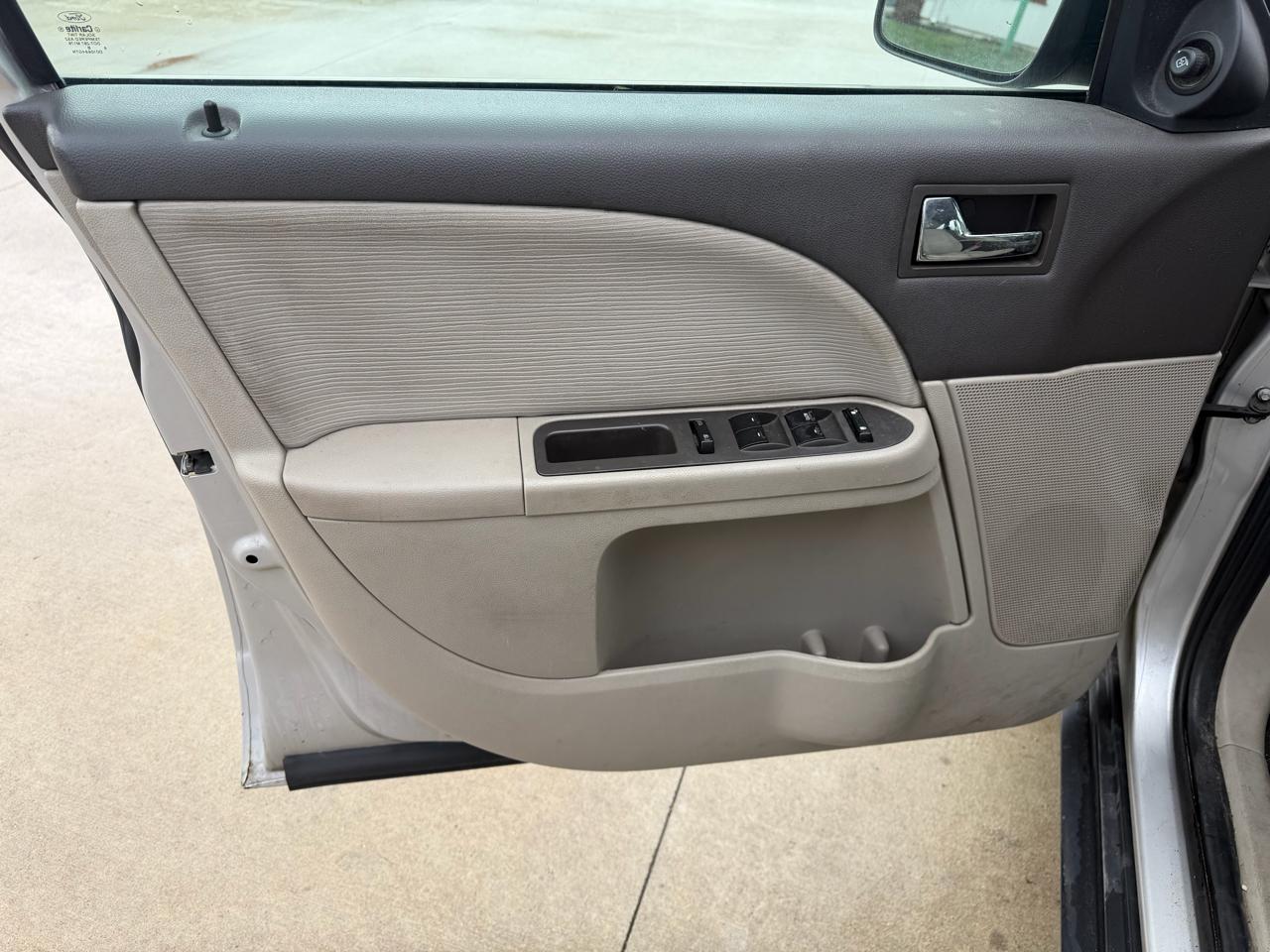 Ford Taurus 4dr Sdn SEL FWD 2008