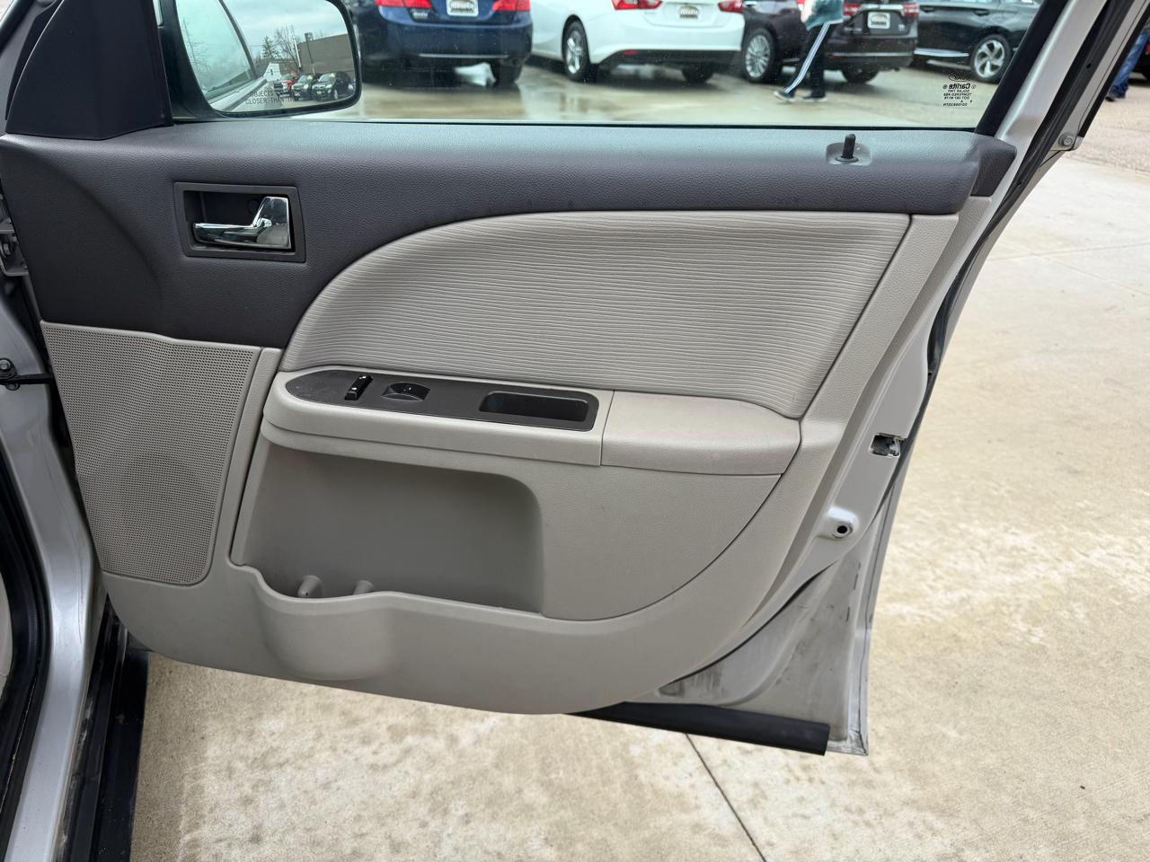 Ford Taurus 4dr Sdn SEL FWD 2008