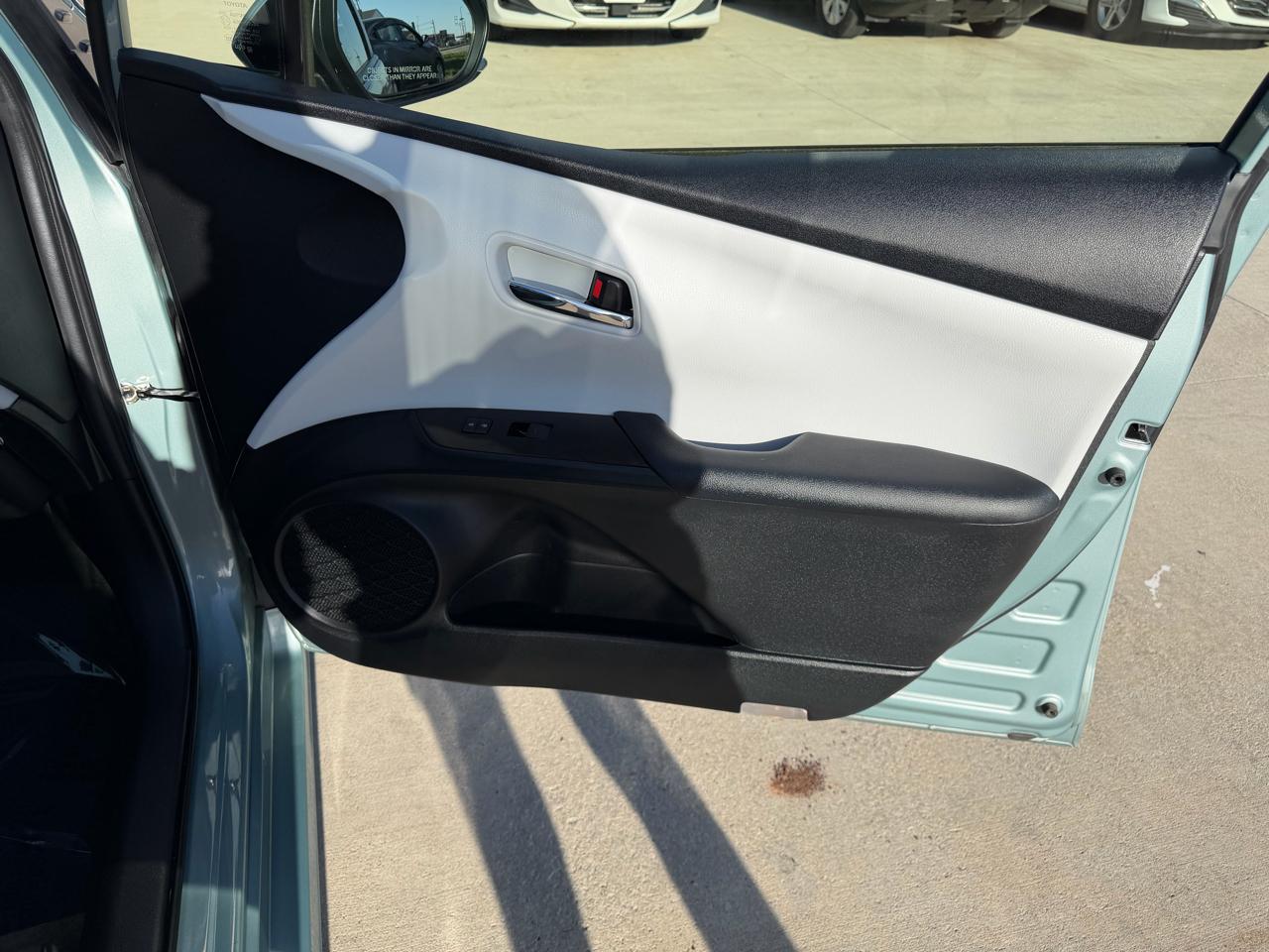 Toyota Prius LE (Natl) 2022