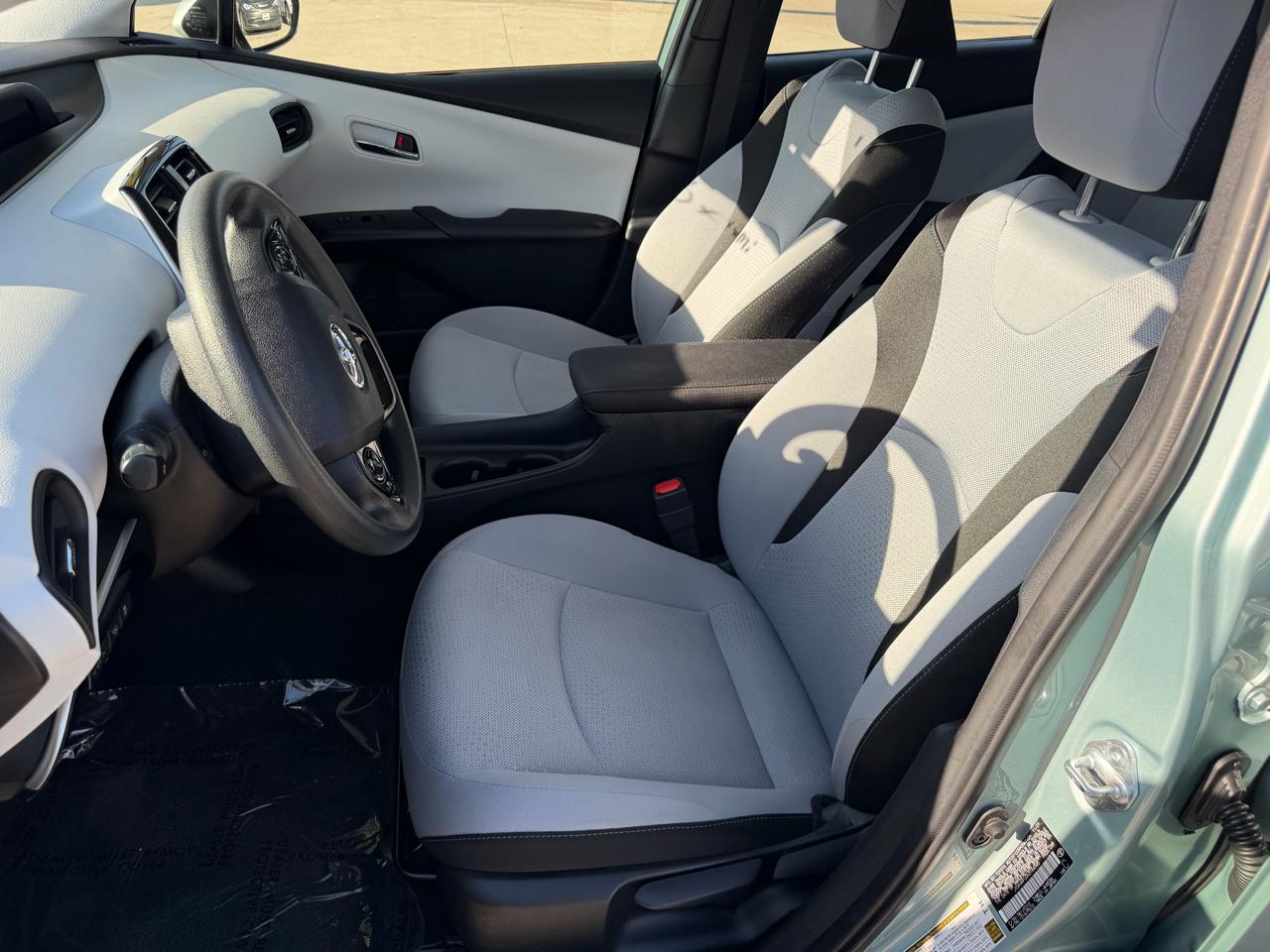 Toyota Prius LE (Natl) 2022