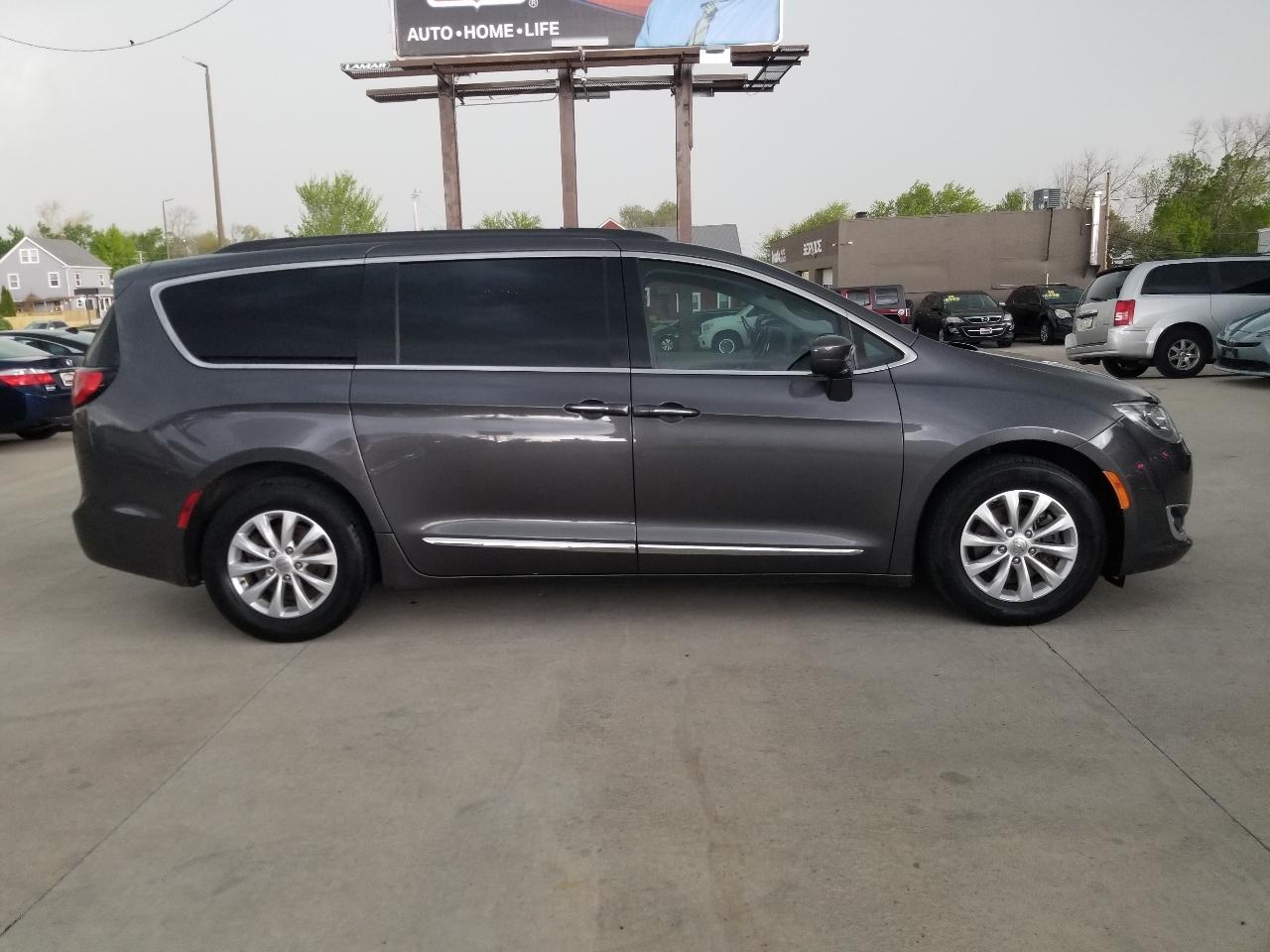 Chrysler Pacifica Touring-L FWD 2017