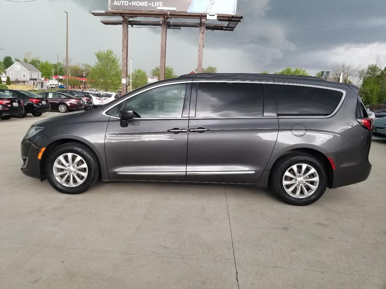 Chrysler Pacifica Touring-L FWD 2017