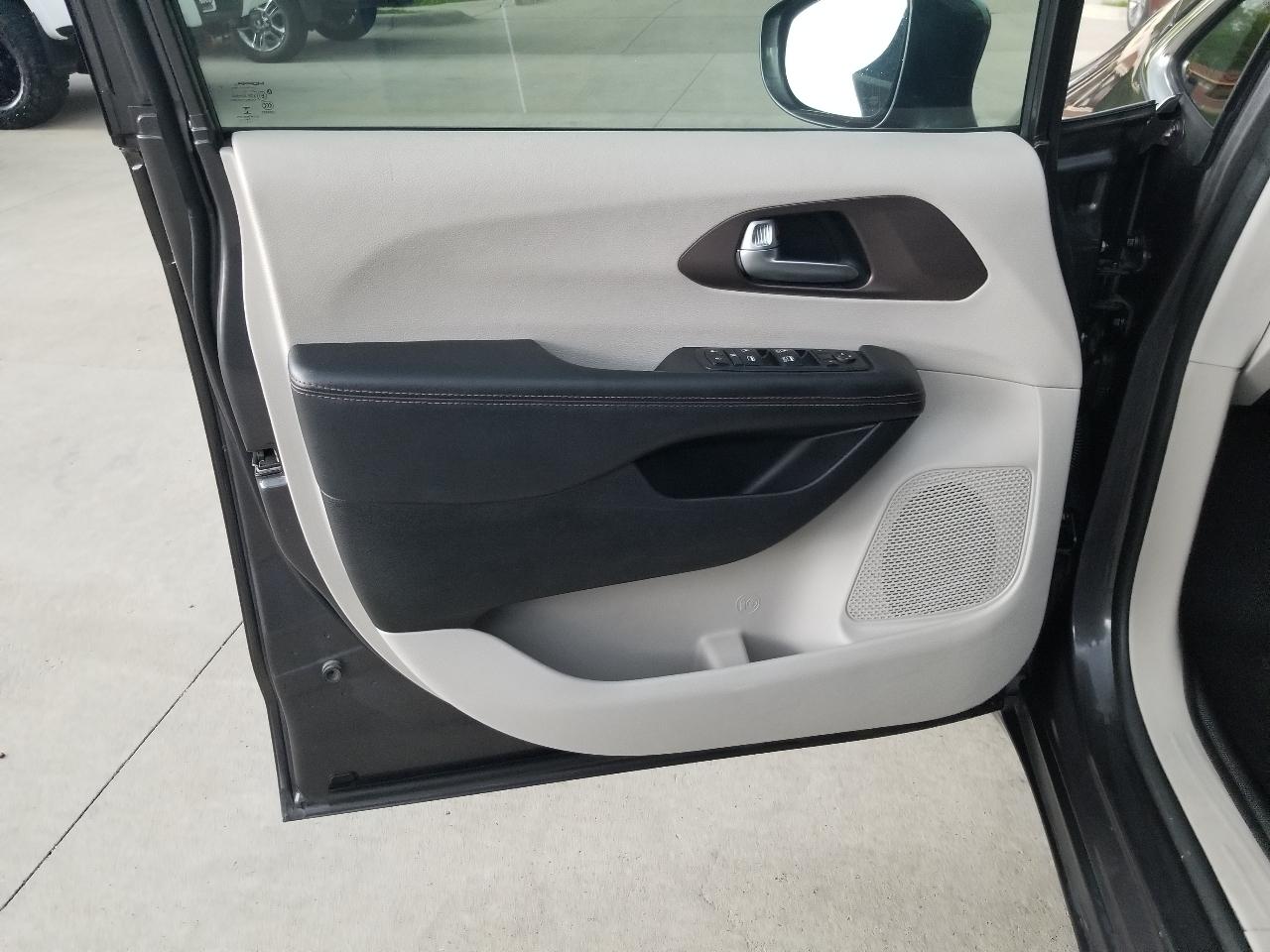 Chrysler Pacifica Touring-L FWD 2017
