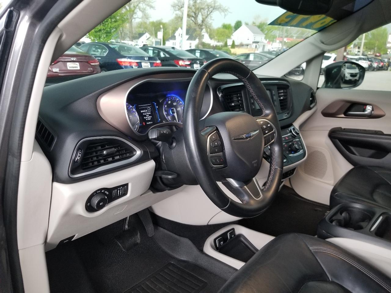 Chrysler Pacifica Touring-L FWD 2017