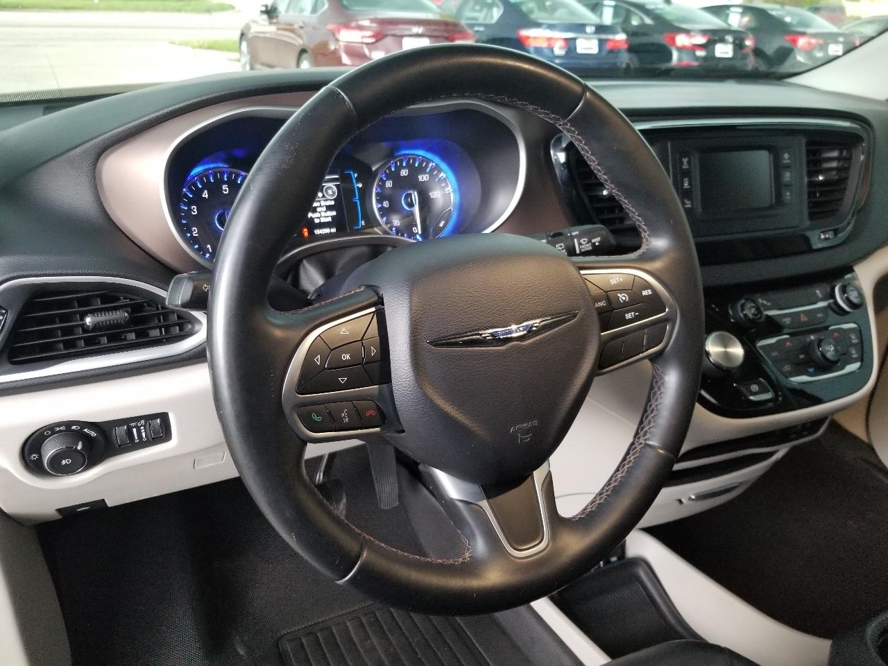 Chrysler Pacifica Touring-L FWD 2017