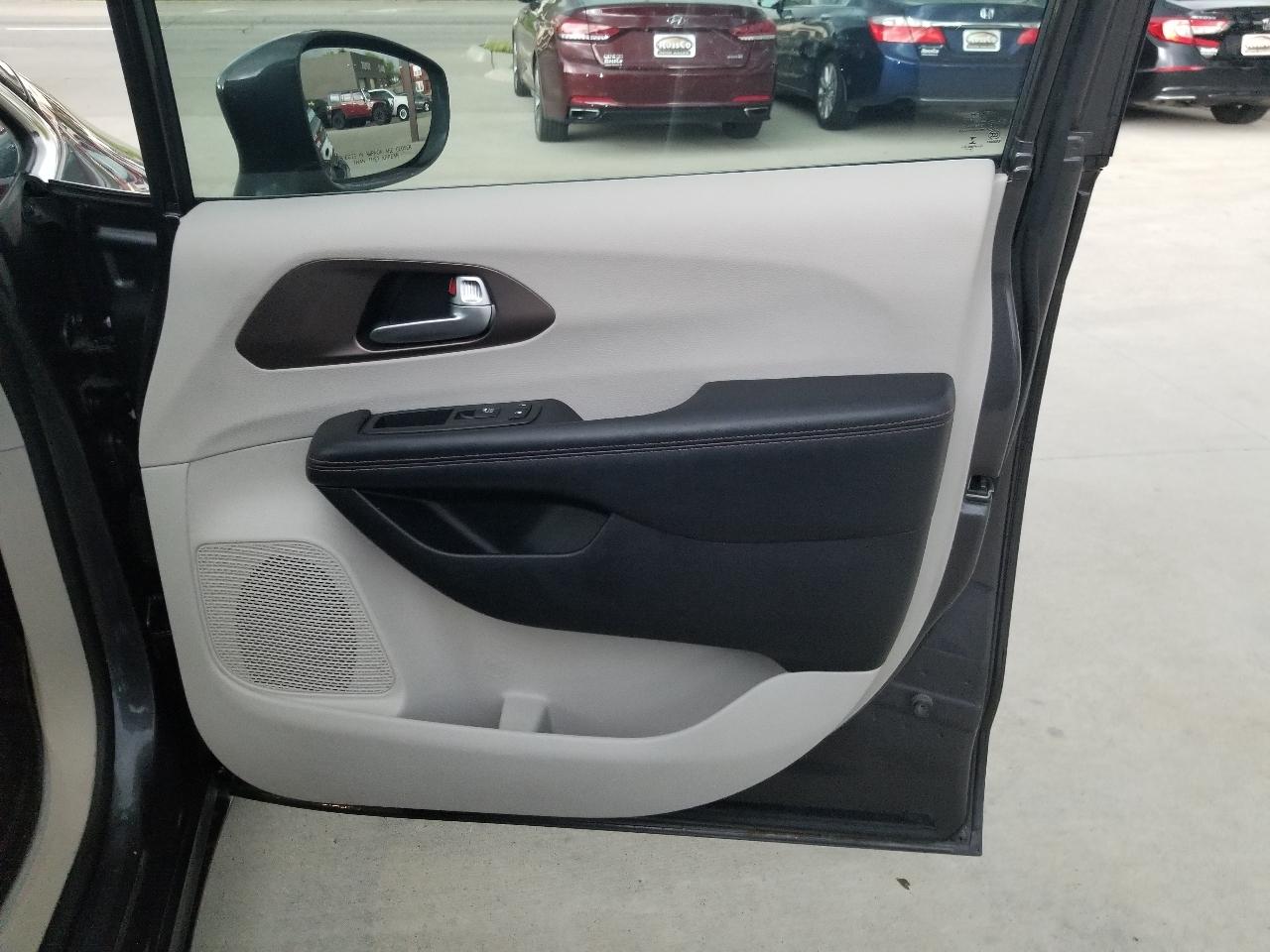 Chrysler Pacifica Touring-L FWD 2017