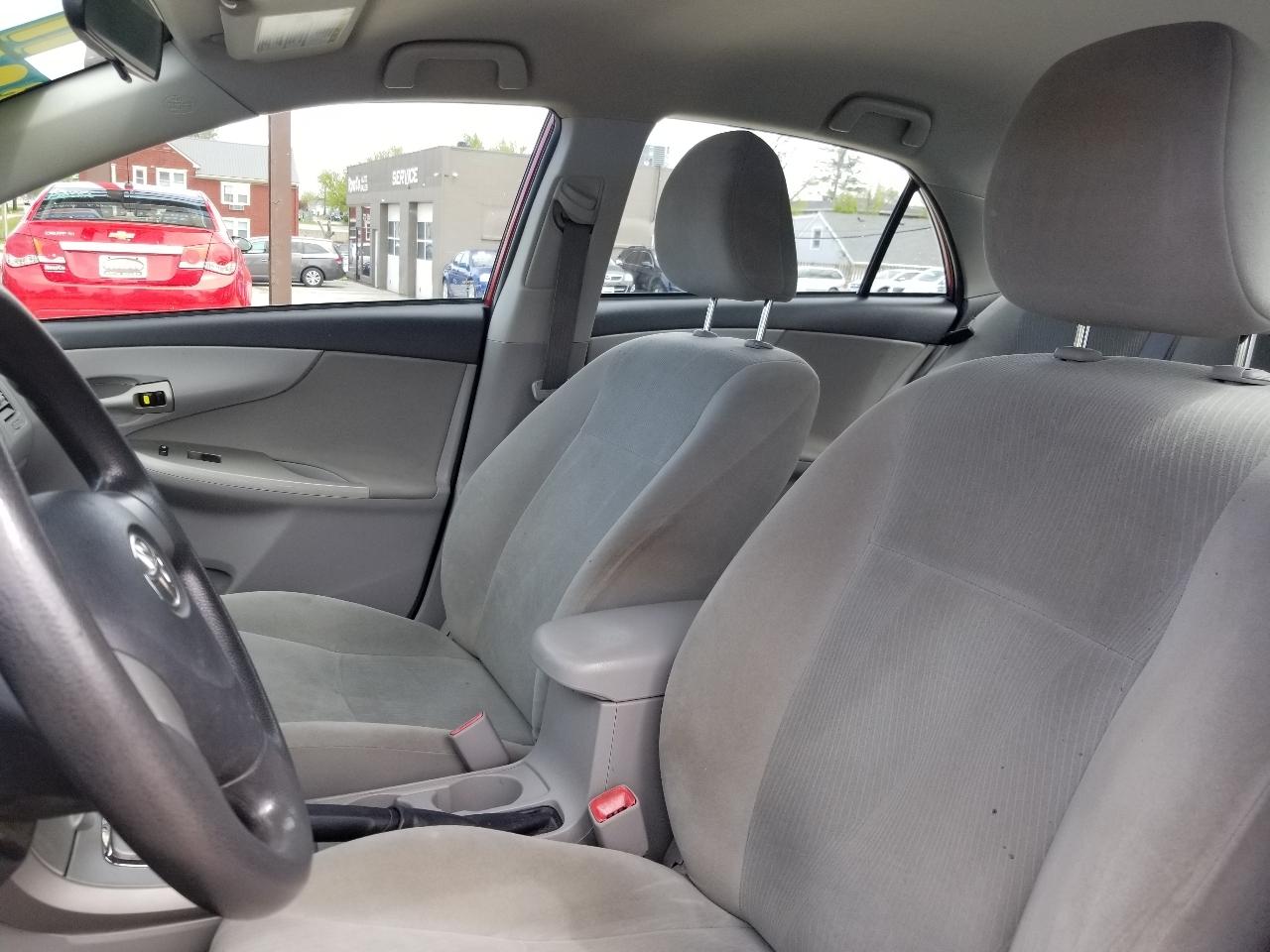 Toyota Corolla 4dr Sdn Auto LE (Natl) 2011