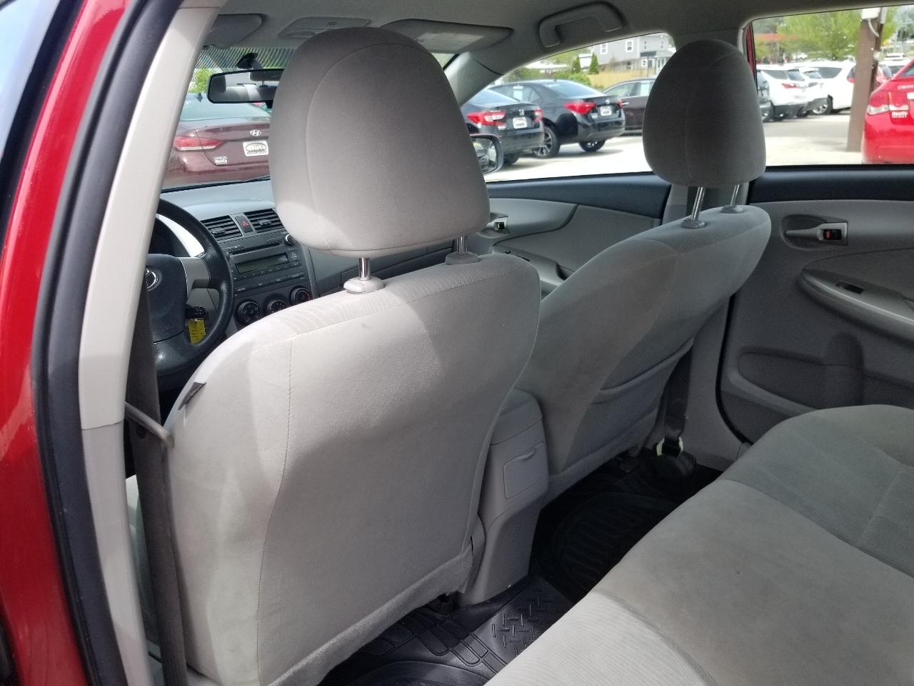 Toyota Corolla 4dr Sdn Auto LE (Natl) 2011