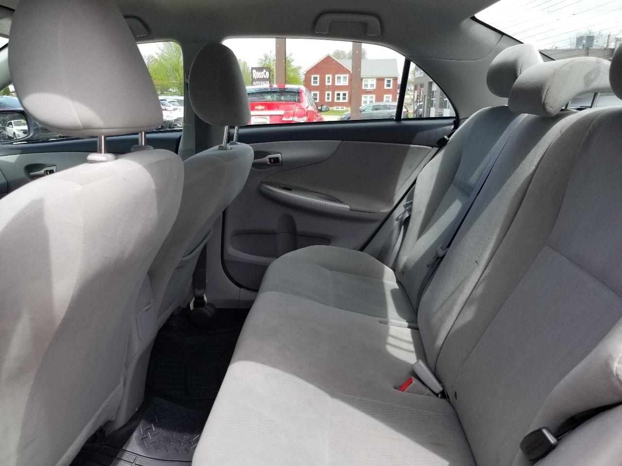 Toyota Corolla 4dr Sdn Auto LE (Natl) 2011